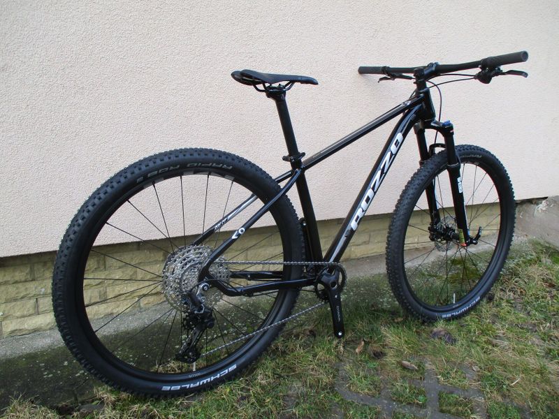 Nové 29" kolo ROZZO BOOST, vzduchová vidlice Suntour XCR, osazení Shimano Deore1x12, pevné osy