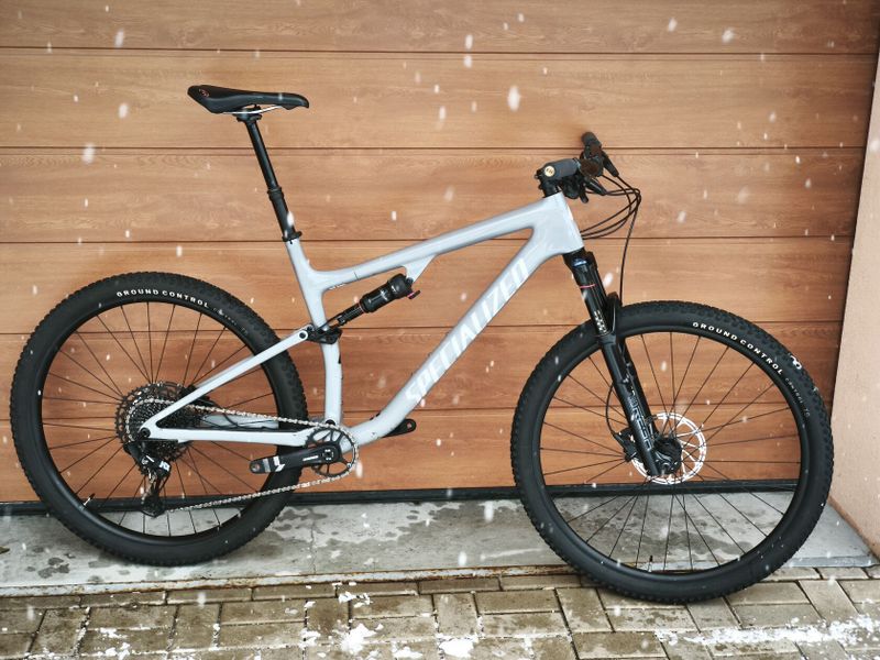 Téměř nejetý SPECIALIZED Epic EVO 2022 - XL - aplikovaná ochranná fólie na celý rám