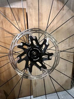 Kompletní Zapletená kola ZIPP 303s 2025