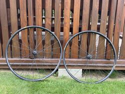 Zapletená silniční kola Mavic Aksium Elite UST