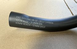 Řídítka Bontrager PRO IsoCore VR-CF, 31,8 mm, 42 cm, 93 mm reach, 123 mm drop, černé, 2022.