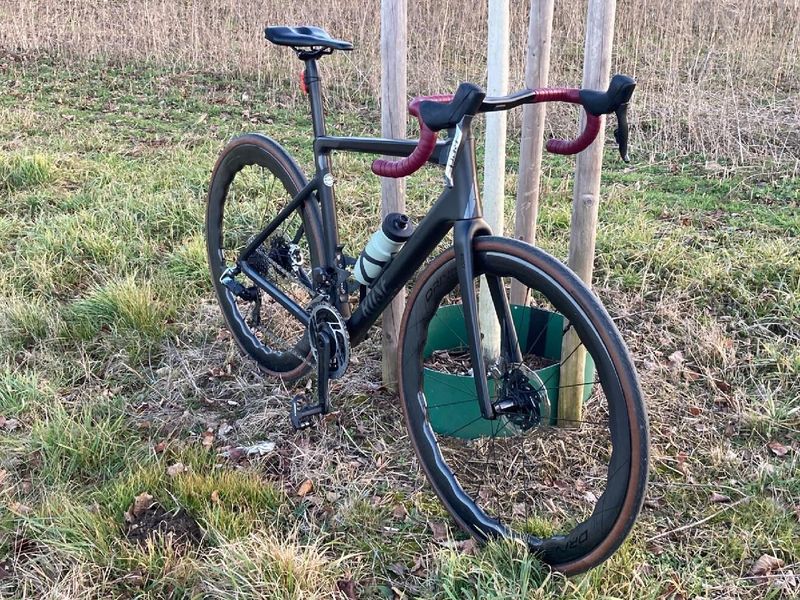 Prémiové německé celokarbonové endurance silniční kolo ROSE Reveal 06 Sram Red eTap AXS