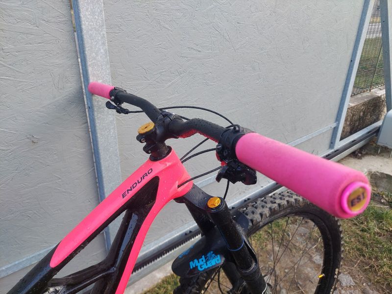 Specialized růžová raketa