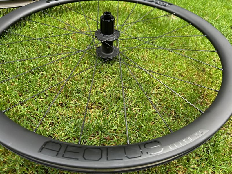 Karbonová kola Bontrager Aeolus Elite 35 TLR pro kotoučové brzdy