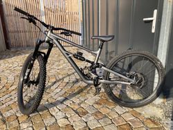 Specialized Status S3 na custom komponentech