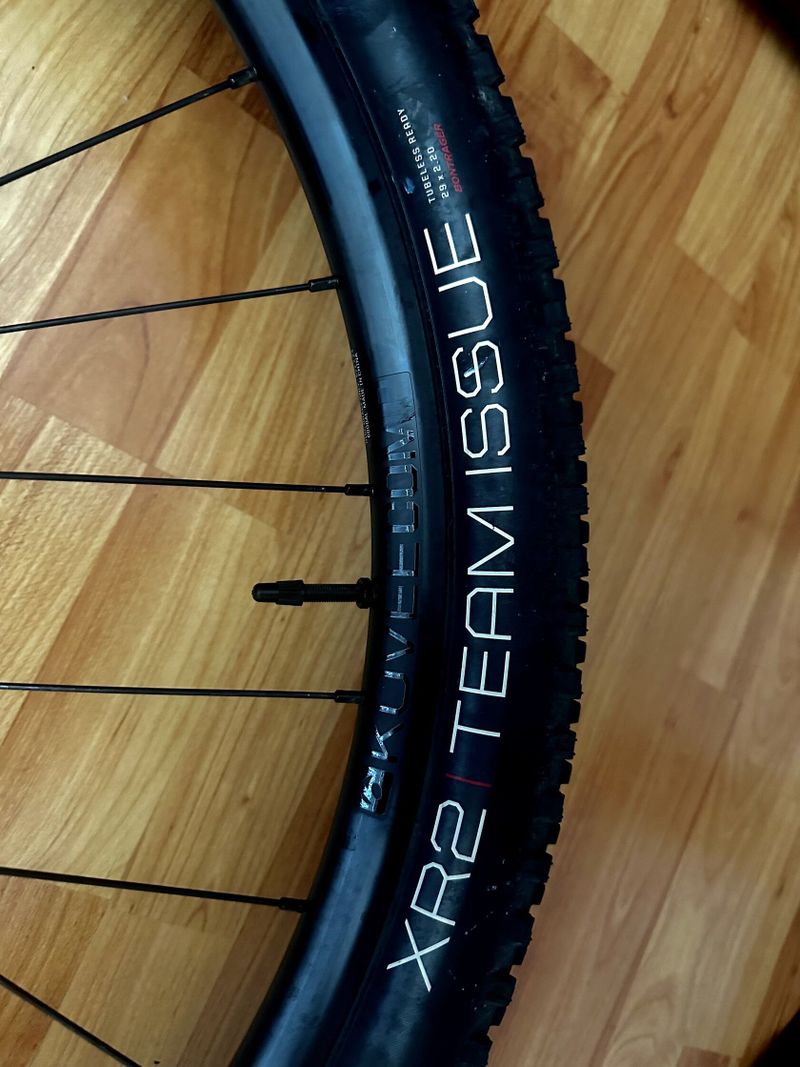 Kola Bontrager 29" s plášti XR2, najeto cca 1 000km, Shimano Microspline - JAKO NOVÉ!