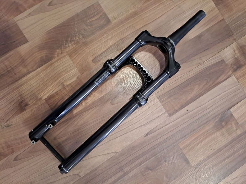 NOVÁ nepoužitá vzduchová vidlice Rock Shox Judy 29er / 100mm zdvih / pevná osa 15x110mm