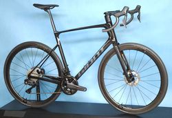 GIANT Defy Advanced Pro 0 Di2 2024, 2025 – špičkové endurance silniční kolo - NOVÉ