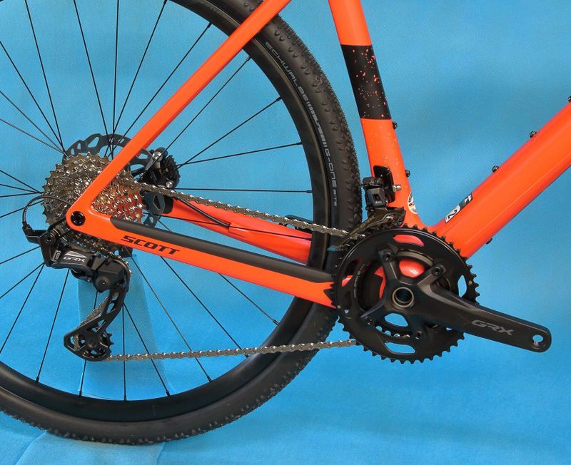 SCOTT Addict Gravel 40 2024 - atraktivní karbonový gravel na GRX 2x12 – NOVÝ