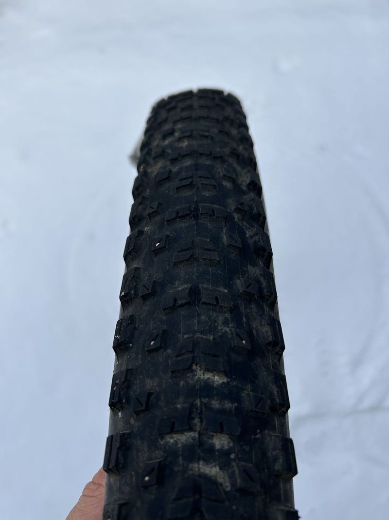 Různé pláště maxxis a Bontrager 