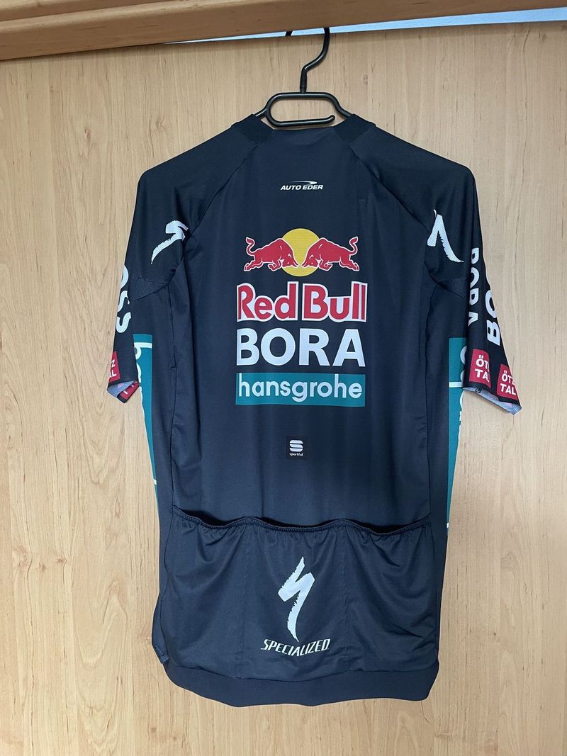 Dres Bora Redbull