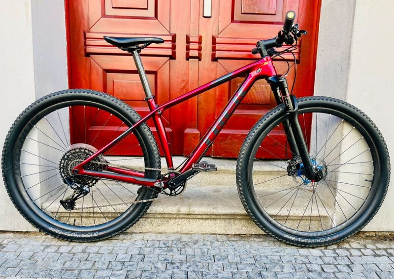 TREK PROCALIBER 9.7 Karbon 29” - Karbonova kola - SRAM GX 1x12 - ISOSPEED - 10,5Kg