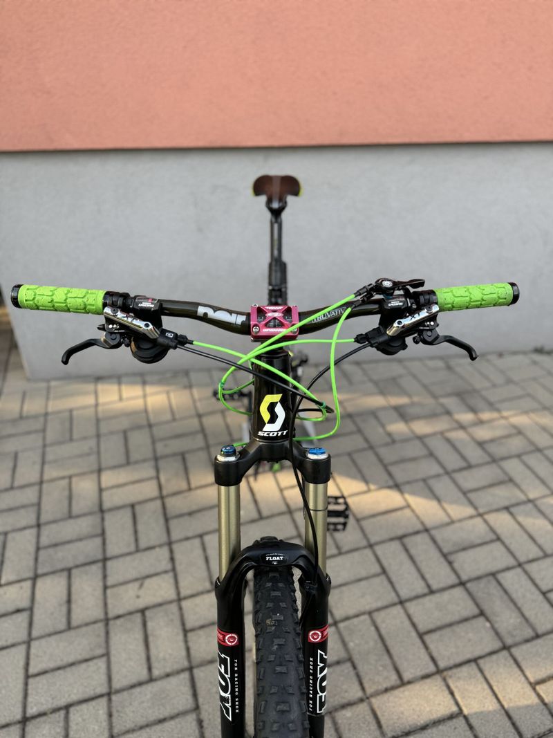 Scott Genius 740 (2013) – trailové kolo s upgrady Shimano XTR a karbonovými řídítky