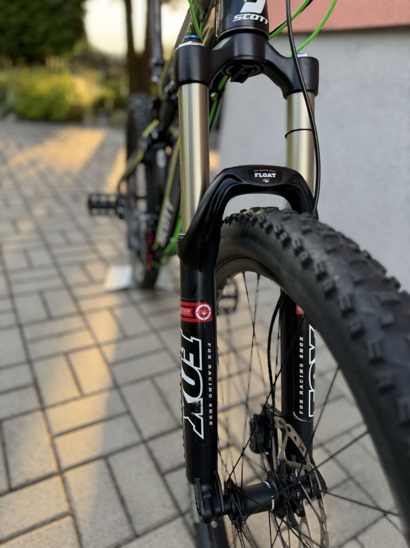 Scott Genius 740 (2013) – trailové kolo s upgrady Shimano XTR a karbonovými řídítky