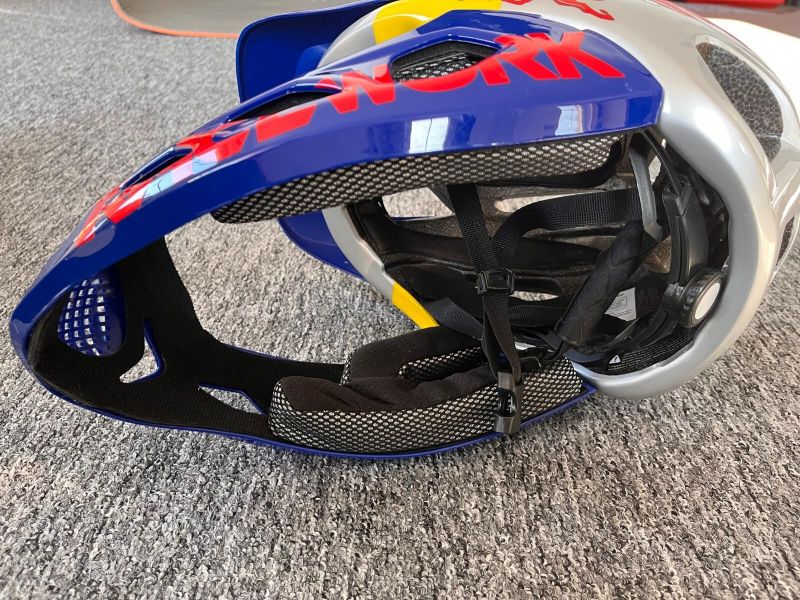 Enduro MTB helma Red Bull s odepínacím chráničem brady