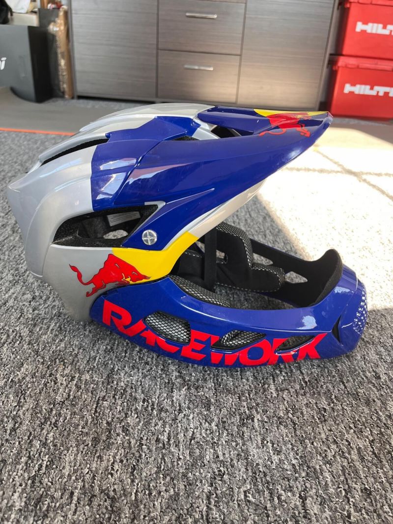 Enduro MTB helma Red Bull s odepínacím chráničem brady