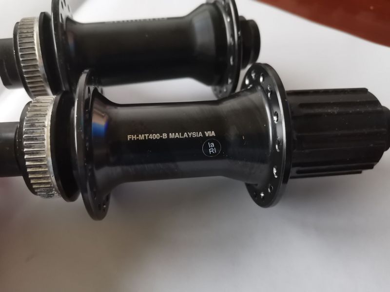 Predný a zadný náboj shimano hb-mt400-b a shimano fh-mt400-b