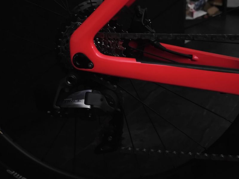 Silniční kolo QM R20 SRAM Force eTap AXS 2x12 