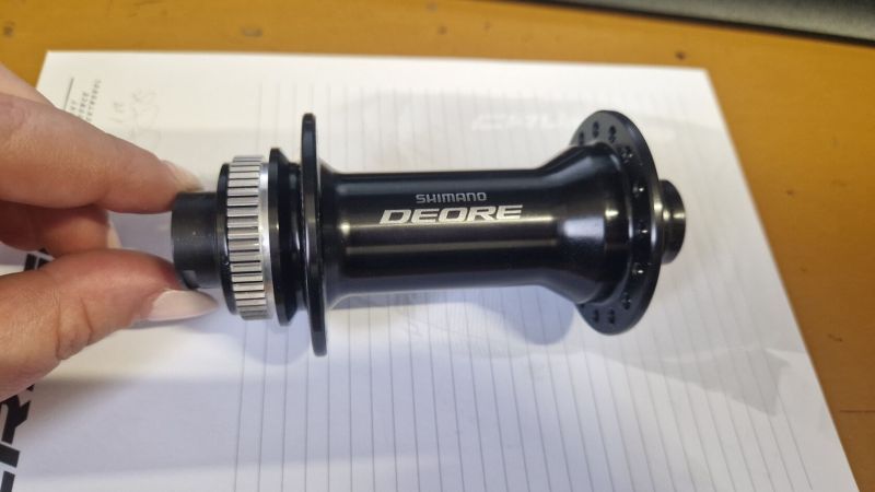 Přední náboj Shimano Deore HB-M6010-B 