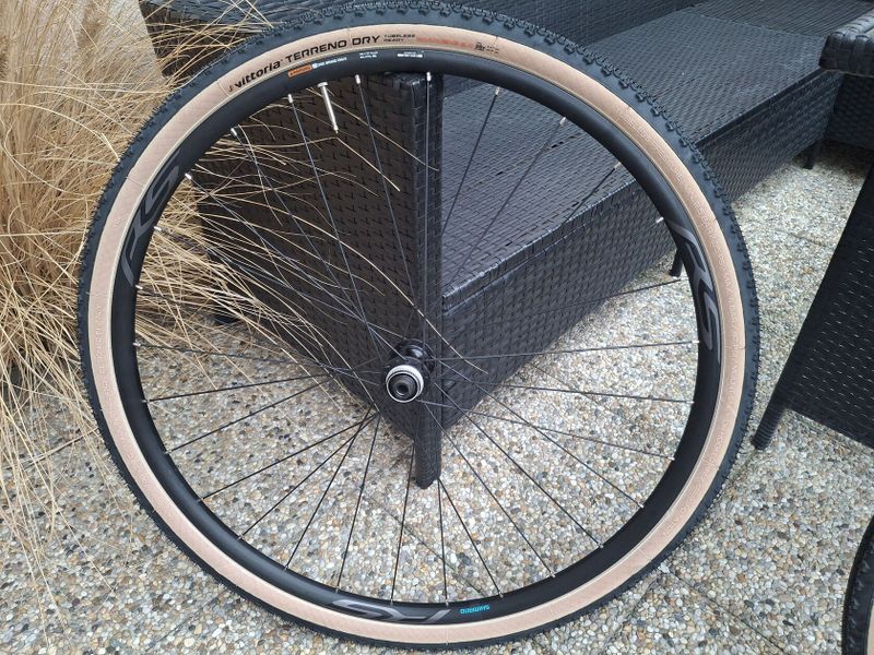 Kola Shimano WH-RS171 CL Disc Wheelset a pláště Vitoria Terrano 38mmm, najeto 100k. Stáří mesic.