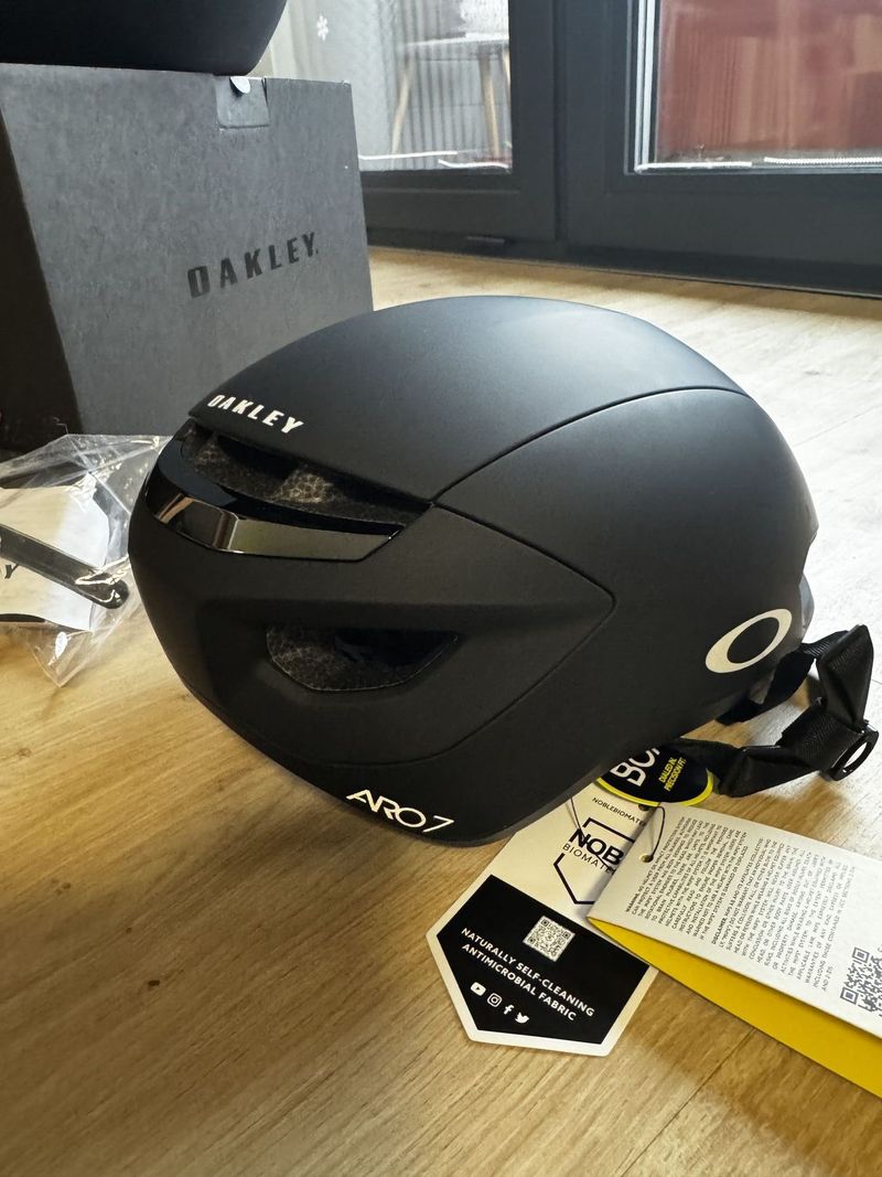 Cyklistická helma Oakley Aro7 lite MIPS