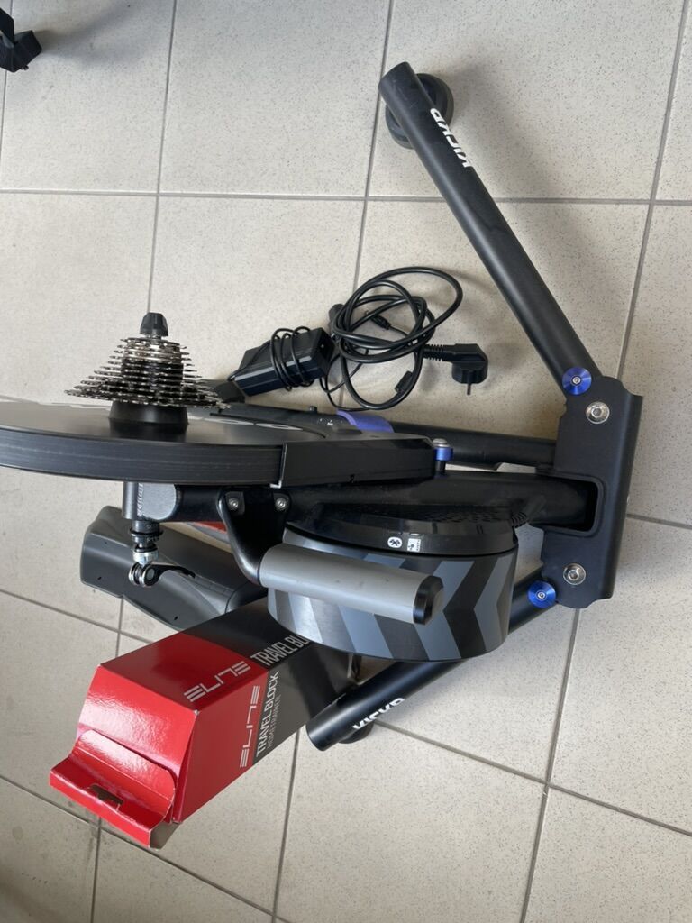 Wahoo Kickr V6 WiFi Smart Trainer trenažer (+ Zdarma 2 x podložka pod přední kolo)