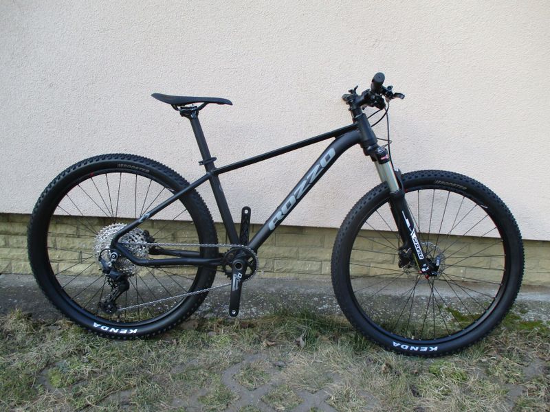 Nové 27,5" kolo ROZZO Swift, vzduch. vidlice Suntour Raidon, osazení Shimano Deore 1x12, pevné osy