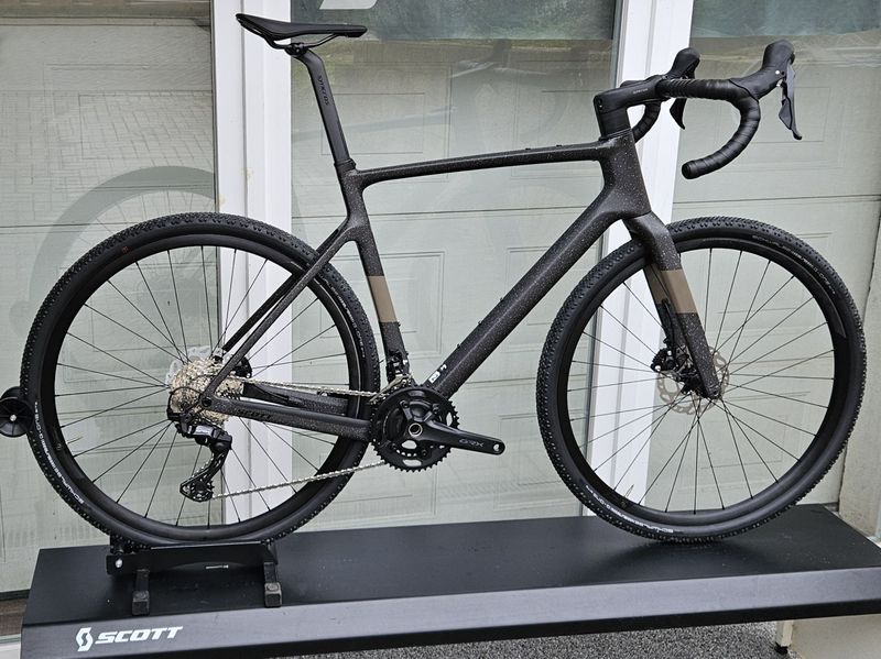 SCOTT Addict Gravel 40 2024 - atraktivní karbonový gravel na GRX 2x12 – NOVÝ