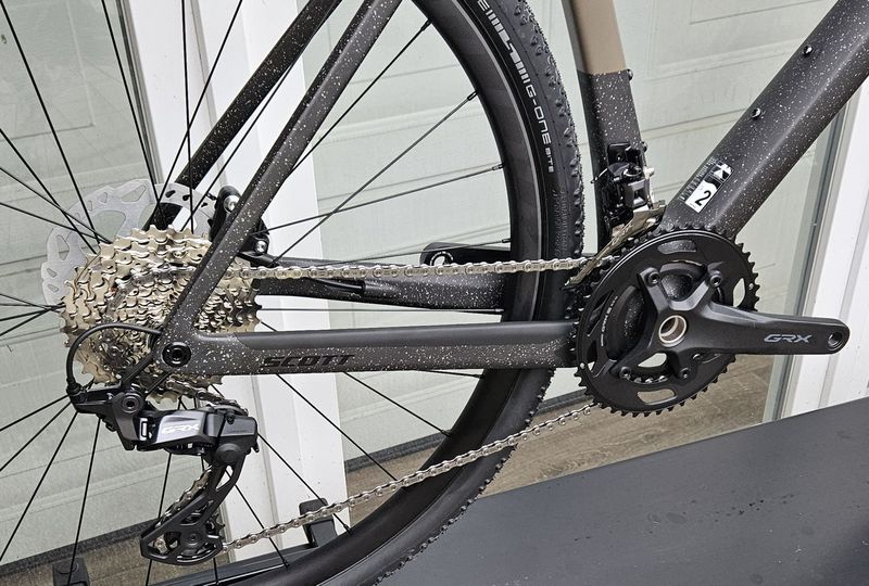 SCOTT Addict Gravel 40 2024 - atraktivní karbonový gravel na GRX 2x12 – NOVÝ