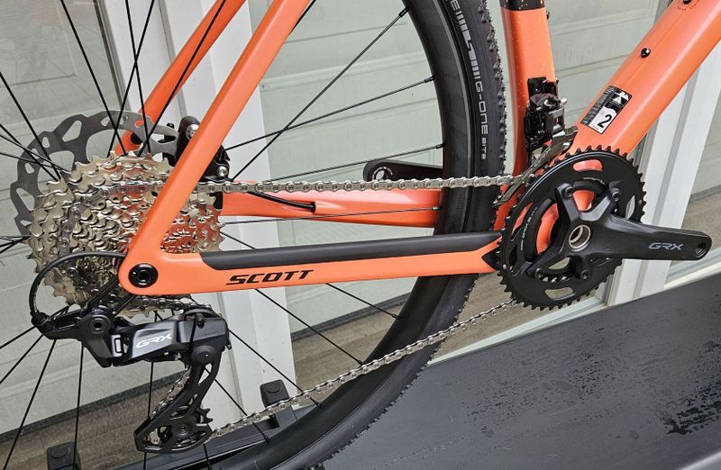 SCOTT Addict Gravel 40 2024 - atraktivní karbonový gravel na GRX 2x12 – NOVÝ