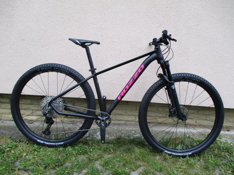 Nové 29" kolo ROZZO Grace, vzduchová vidlice Manitou Markhor, osazení Shimano Deore1x12, pevné osy