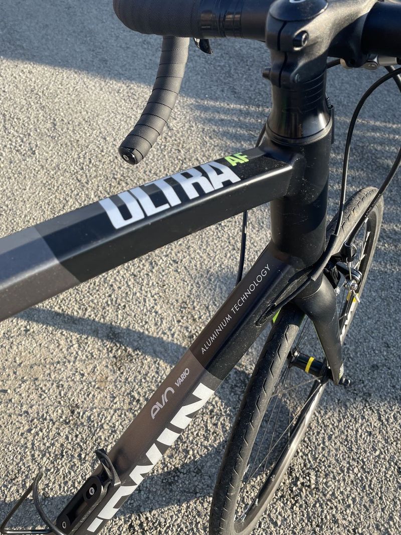 silniční kolo ULTRA 900 af s osazením SHIMANO 105