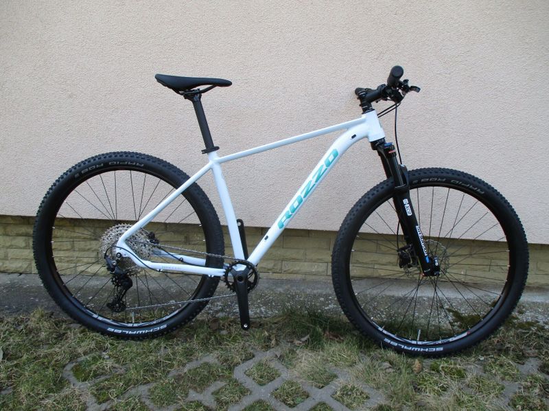 Nové 29" kolo ROZZO BOOST Grace, vzduchová vidlice Suntour XCR, osazení Shimano Deore1x12, pevné osy