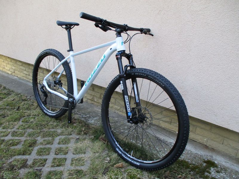 Nové 29" kolo ROZZO BOOST Grace, vzduchová vidlice Suntour XCR, osazení Shimano Deore1x12, pevné osy