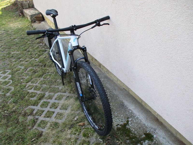 Nové 29" kolo ROZZO BOOST Grace, vzduchová vidlice Suntour XCR, osazení Shimano Deore1x12, pevné osy