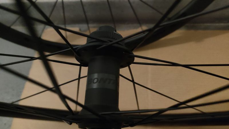 Nová zapletená karbonová kola Bontrager Aeolus Elite 35 TLR 700C