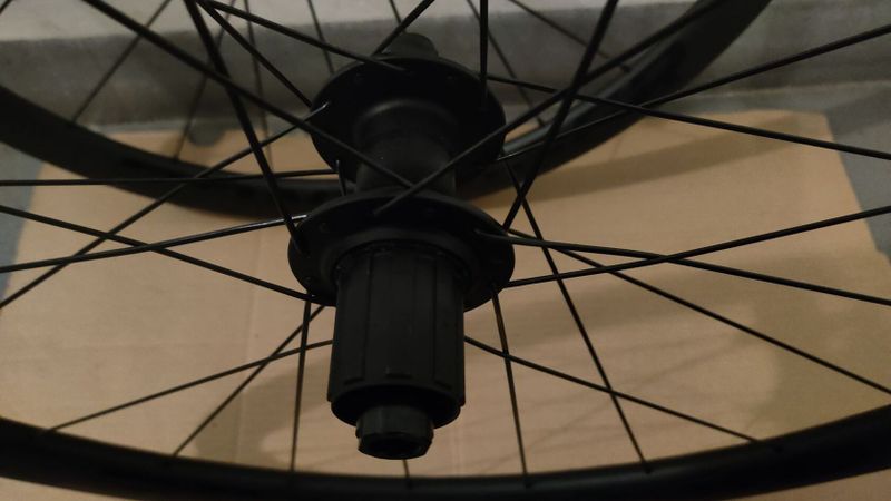 Nová zapletená karbonová kola Bontrager Aeolus Elite 35 TLR 700C