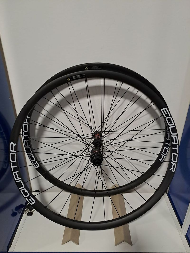 Nové mtb karbonová zapletená kola Equator 29er / náboje Dt Swiss 240 / 1350g / 25mm Vnitřkem/ boost