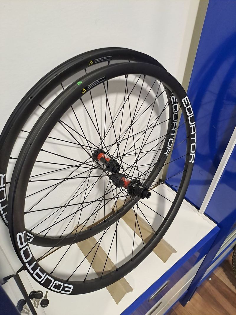 Nové mtb karbonová zapletená kola Equator 29er / náboje Dt Swiss 240 / 1350g / 25mm Vnitřkem/ boost