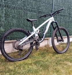 Trek Slash 8 2024 gen 6 v barvě PLASMA GREY PEARL