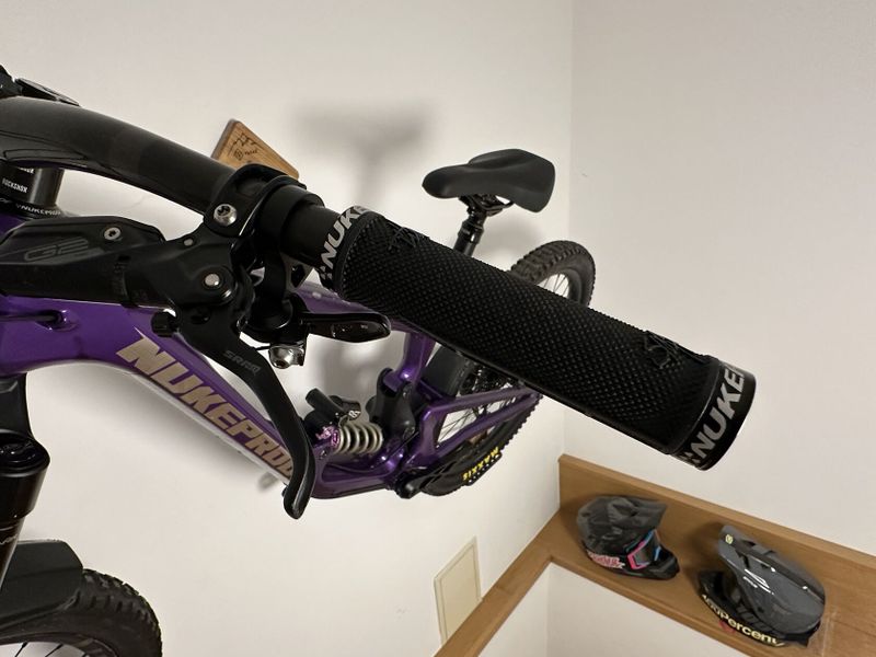 Nukeproof Giga 297 vel L - limitka s Fast tlumicem