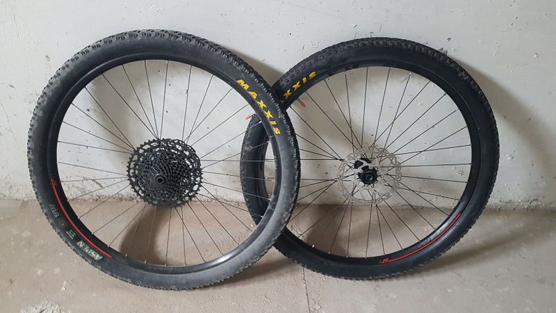 Prodám MTB zapletená kola + kazeta, kotouče a pneu