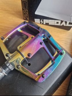 Prémiové pedály Supacaz v atraktivním provedení Oil Slick, model Epedal CNC Alloy Pedal