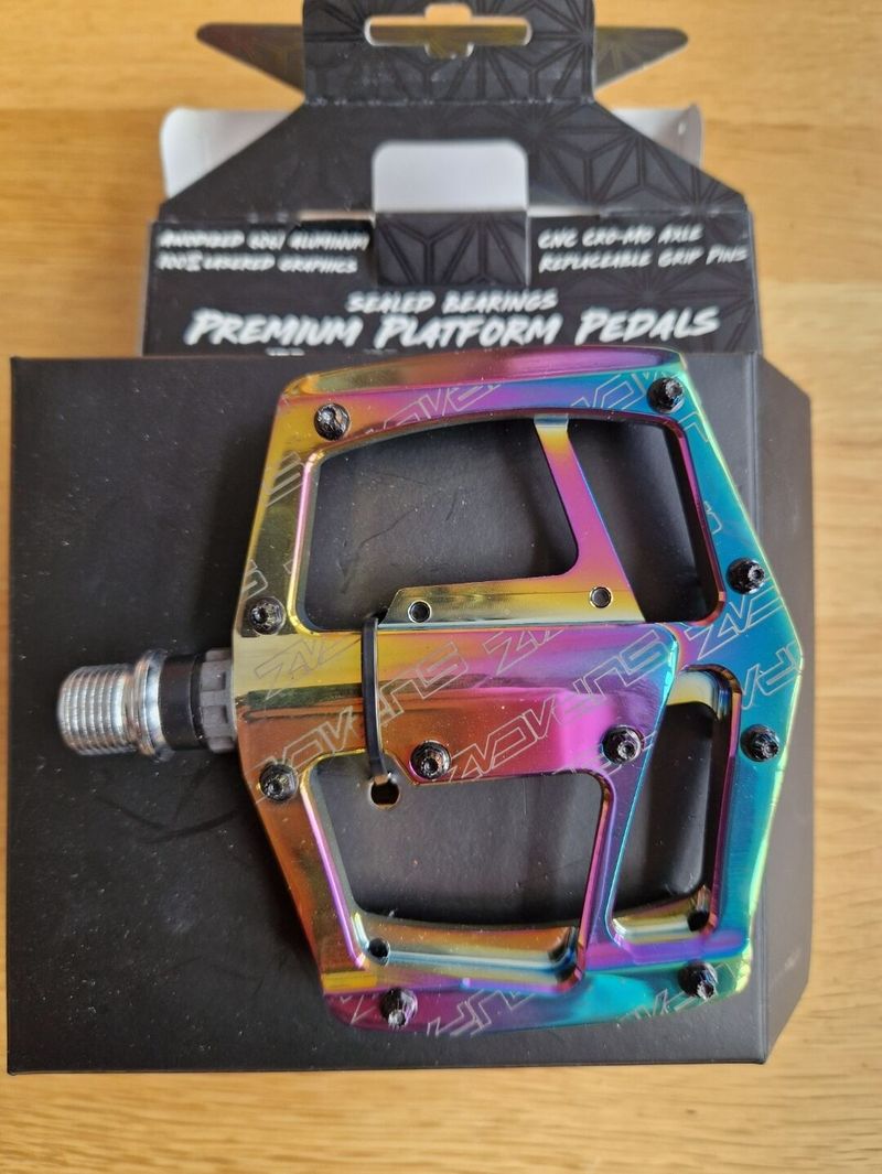 Prémiové pedály Supacaz v atraktivním provedení Oil Slick, model Epedal CNC Alloy Pedal