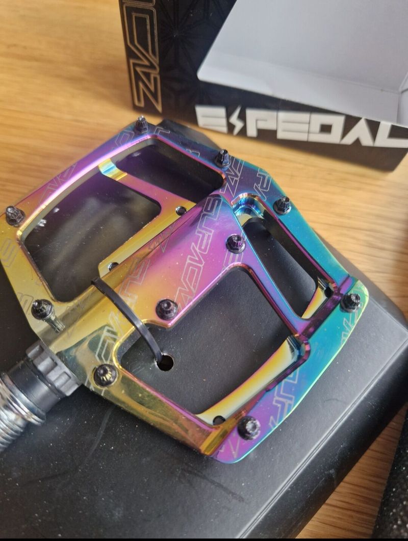 Prémiové pedály Supacaz v atraktivním provedení Oil Slick, model Epedal CNC Alloy Pedal