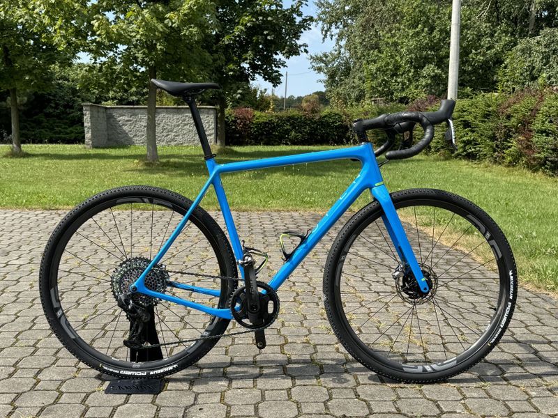 Prodám výjimečný a všestranný gravel bike švýcarské značky Open, vyladěný do posledního detailu. 