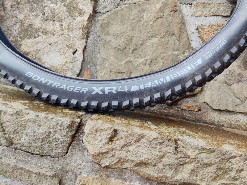 Bontrager XR4 Team Issue MTB ČERNÁ 29" x 3.0"