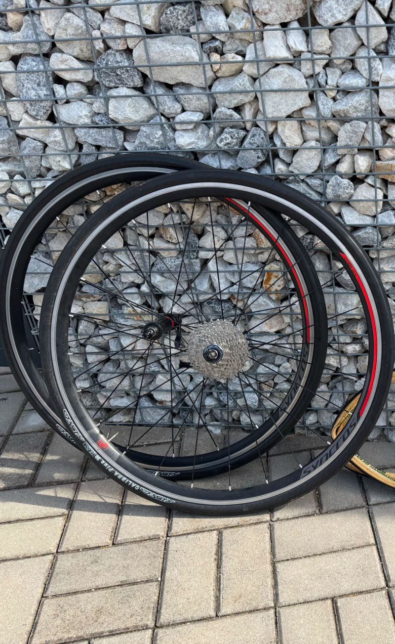 Silniční kolo Scott Foil 20 - karbonový rám, karbonová kola Roval CLX 60, Shimano Ultegra