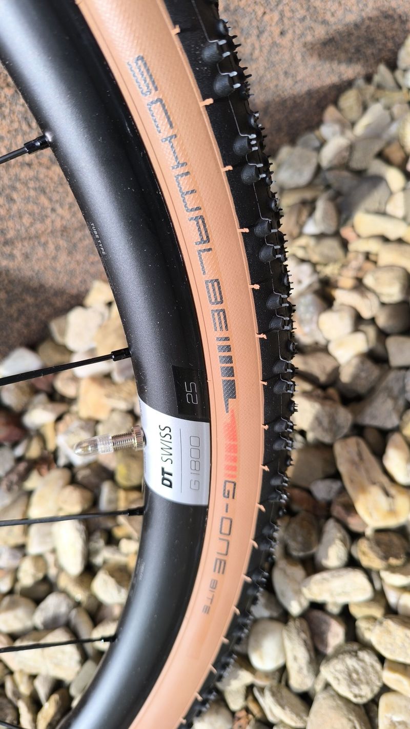 Nové gravel záplety - DT Swiss G 1800 25 Spline TLR XDR Ratchet + Schwalbe G-One Bite 622x45