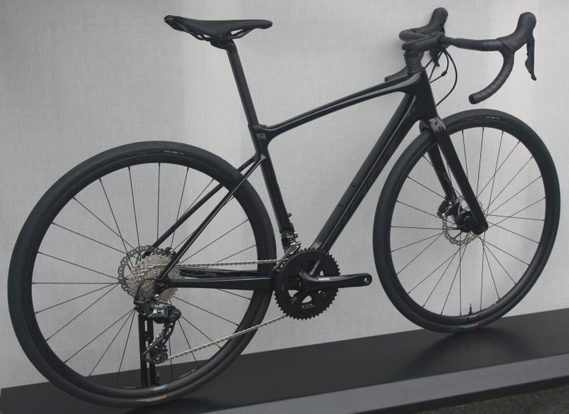 GIANT Defy Advanced 2023 – karbonová endurance silnička - NOVÁ